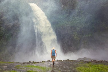 Güney Amerika, Ekvador 'da şelale yakınında bir turist