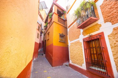 Koloni tarihi şehri Guanajuato, ünlü Kiss Geçidi (Callejon del Beso), Meksika