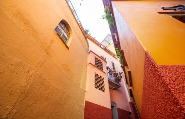 Koloni tarihi şehri Guanajuato, ünlü Kiss Geçidi (Callejon del Beso), Meksika
