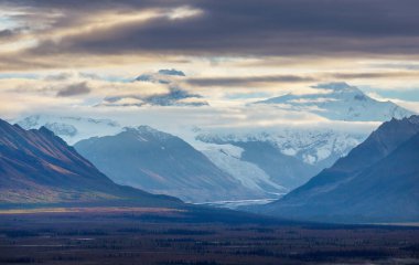 Yazın Alaska 'nın Picturesque Dağları. Kar, kütleleri, buzulları ve kayalık tepeleri kapladı. Güzel doğal arkaplan.