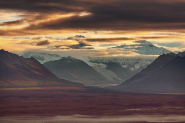 Yazın Alaska 'nın Picturesque Dağları. Kar, kütleleri, buzulları ve kayalık tepeleri kapladı. Güzel doğal arkaplan.