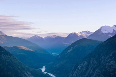 Yaz mevsiminde Kanada Kayalıkları 'nda resim gibi dağ manzarası