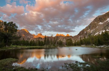 Wyoming, ABD 'deki Wind River Range' deki güzel dağ manzaraları. Yaz mevsimi.