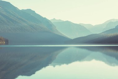 Güzel Bowman göl yansıması muhteşem dağların buzul Milli Parkı, Montana, ABD ile.