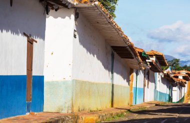 Güney Amerika, Kolombiya 'da geleneksel sömürge mimarisi. Turistik köyde renkli sokak manzarası.