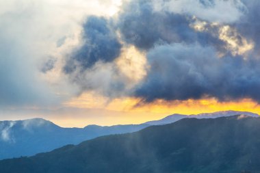 Güney Amerika, Kolombiya 'daki puslu yeşil Cordillera dağları