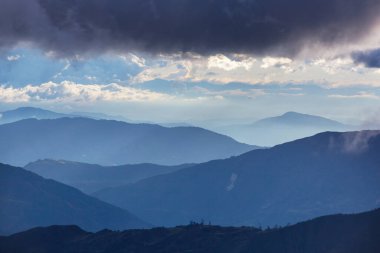 Güney Amerika, Kolombiya 'daki puslu yeşil Cordillera dağları