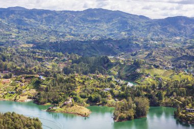 Güney Amerika, Kolombiya 'daki Guatape, Antioquia kasabası yakınlarındaki The Rock' ın görüntüsü