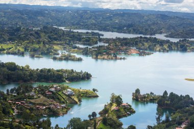 Güney Amerika, Kolombiya 'daki Guatape, Antioquia kasabası yakınlarındaki The Rock' ın görüntüsü