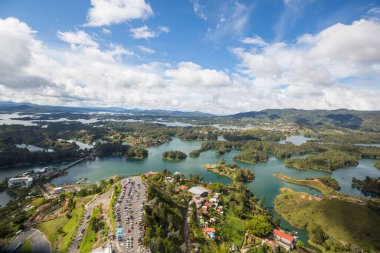 Güney Amerika, Kolombiya 'daki Guatape, Antioquia kasabası yakınlarındaki The Rock' ın görüntüsü