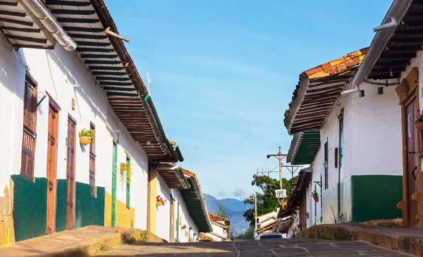Güney Amerika, Kolombiya 'da geleneksel sömürge mimarisi. Turistik köyde renkli sokak manzarası.