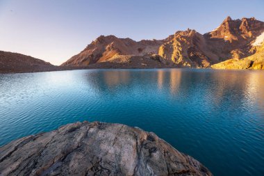 Patagonya 'daki güzel dağ manzaraları. Güney Amerika, Arjantin 'de dağlar gölü.