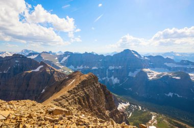 Buzul Ulusal Parkı 'nın resimli kayalık zirveleri, Montana, ABD. Güzel doğal manzaralar..