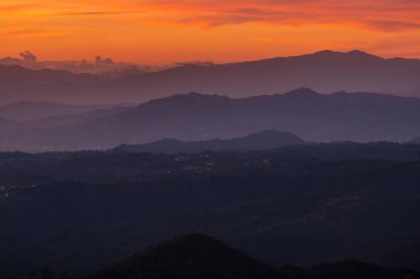 Güney Amerika, Kolombiya 'da gün doğumunda dağ silueti