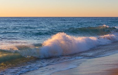 Kumsalda mavi dalga. Dramatik doğal arka plan.