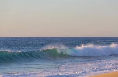 Kumsalda mavi dalga. Dramatik doğal arka plan.