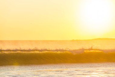 Kumsalda mavi dalga. Dramatik doğal arka plan.