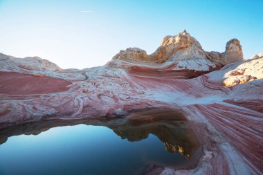 Vermilion Cliffs Ulusal Anıtı. Gün doğumunda manzara manzarası. Alışılmadık dağ manzarası. Güzel doğal arkaplan.