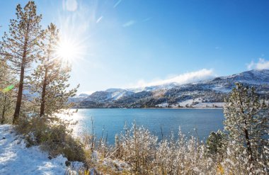 Sierra Nevada Dağının manzarası. Sonbahar sonu manzarası. Kaliforniya, ABD.