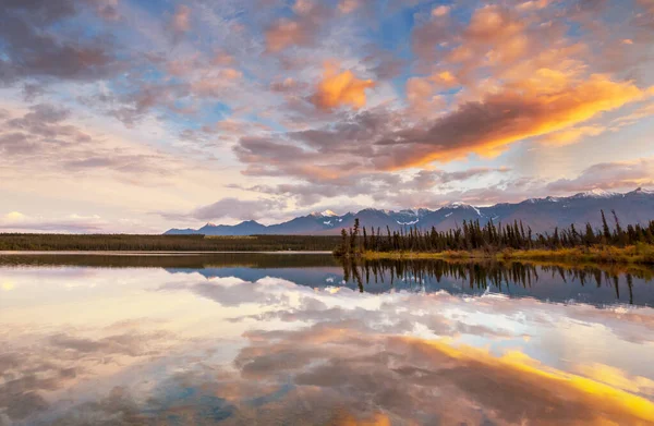 Najjaśniejsza Sceny Przez Górskie Jezioro Kanada — Zdjęcie stockowe