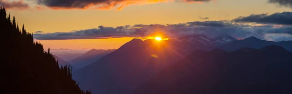 Dağlarda Manzaralı Günbatımı Güzel Doğal Arkaplan — Stok fotoğraf