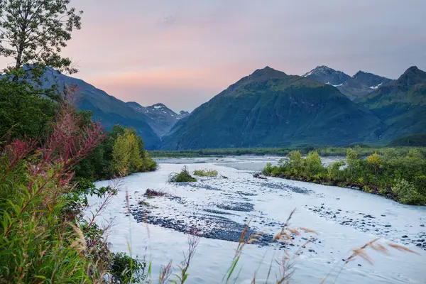 Beautiful Blue River Mountains Alaska Usa — Stockfoto