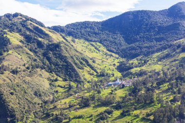 Yeşil Kolombiya dağlarındaki kırsal alanlar