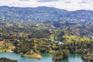 Güney Amerika, Kolombiya 'daki Guatape, Antioquia kasabası yakınlarındaki The Rock' ın görüntüsü