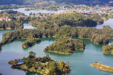 Güney Amerika, Kolombiya 'daki Guatape, Antioquia kasabası yakınlarındaki The Rock' ın görüntüsü