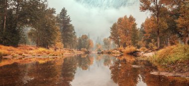 Yosemite Ulusal Parkı, Kaliforniya, ABD 'de güzel bir sonbahar sezonu