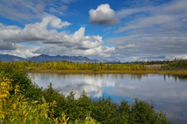 Kanada'da dağ gölü sakin sahne