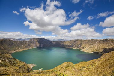 Quilotoa Gölü, Ekvador, Güney Amerika 'da bir kraterin içinde.