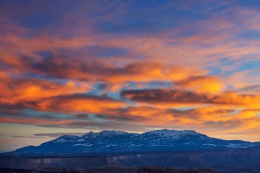 Dağlarda manzaralı günbatımı. Güzel doğal arkaplan.