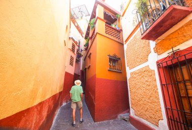 Koloni tarihi şehri Guanajuato, ünlü Kiss Geçidi (Callejon del Beso), Meksika