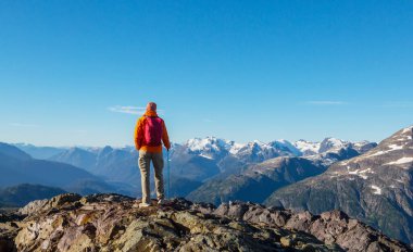 Kanada dağlarında yürüyüş yapan adam. Yürüyüş, Kuzey Amerika 'da popüler bir eğlence aktivitesidir. Bir sürü pitoresk yol var..