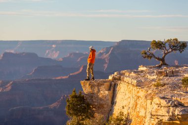 Grand Canyon Ulusal Parkı, Arizona, ABD üzerindeki uçurum dağlarındaki gezgin. İlham verici bir duygu. Seyahat yaşam tarzı yolculuk başarı motivasyon konsepti macera tatili açık hava konsepti.