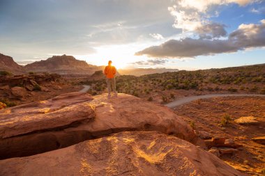 Utah dağlarında yürüyüş. Alışılmadık doğal manzaralarda yürüyüş. Fantastik kumtaşı oluşumları.