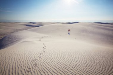 New Mexico, ABD 'deki White Sands Dunes' da yürüyüşçü.