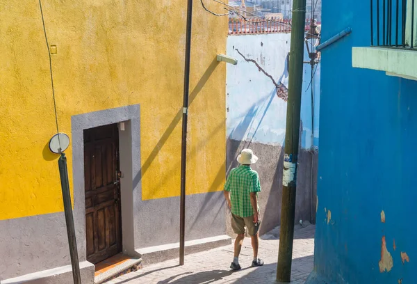 Meksika 'nın ünlü Guanajuato şehrindeki renkli caddede bir turist.