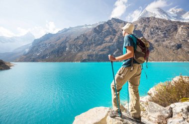 Cordillera dağlarında yürüyüşçü, Peru, Güney Amerika
