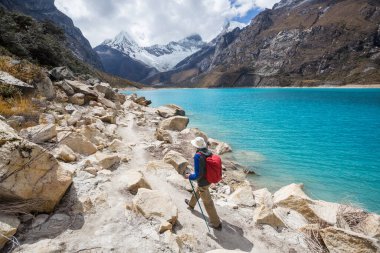 Cordillera dağlarında yürüyüşçü, Peru, Güney Amerika