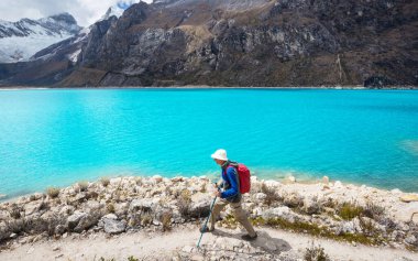 Cordillera dağlarında yürüyüşçü, Peru, Güney Amerika