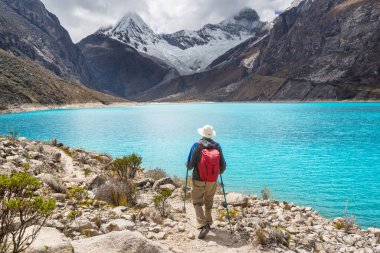 Cordillera dağlarında yürüyüşçü, Peru, Güney Amerika