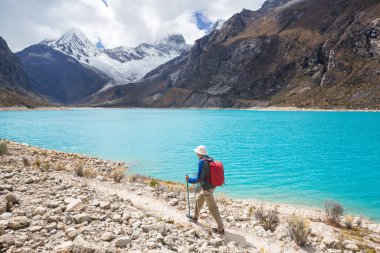 Cordillera dağlarında yürüyüşçü, Peru, Güney Amerika