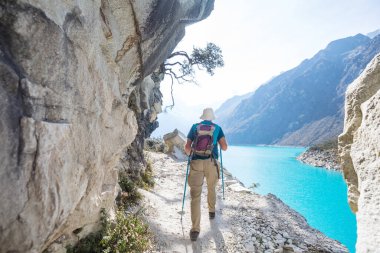 Cordillera dağlarında yürüyüşçü, Peru, Güney Amerika