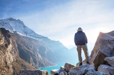 Cordillera dağlarında yürüyüşçü, Peru, Güney Amerika