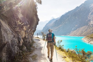 Cordillera dağlarında yürüyüşçü, Peru, Güney Amerika