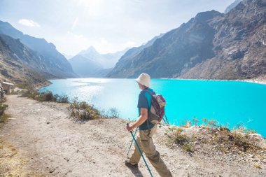 Cordillera dağlarında yürüyüşçü, Peru, Güney Amerika