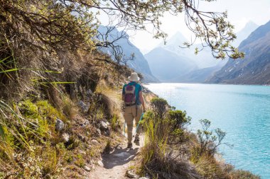 Cordillera dağlarında yürüyüşçü, Peru, Güney Amerika