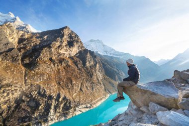 Yürüyüşçü, Cordillera Blanca, Peru, Güney Amerika 'daki Paron gölüne hayran.